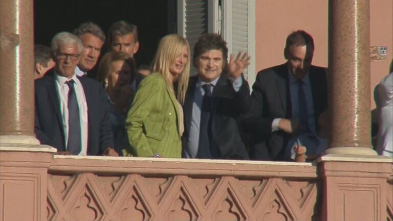 Javier Milei, Yuyito González y el Gabinete, en el balcón de la Casa Rosada para «festejar» el primer año de Gobierno