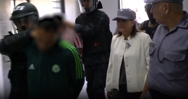 Patricia Bullrich inauguró una cárcel en Coronda, el intendente la acusó de llevar presos sólo para la foto y el Ministerio de Seguridad le respondió