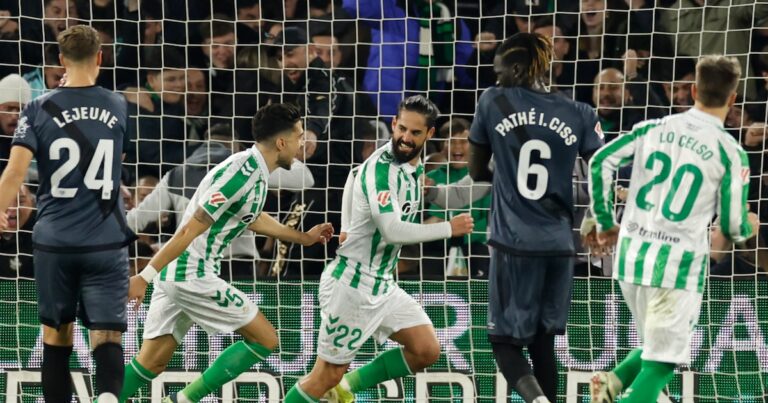 Un gol de penalti de Isco adelanta al Betis al descanso (1-0)