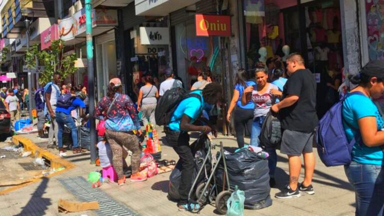 Locura en Flores: el barrio ideal para hacer compras navideñas gasoleras